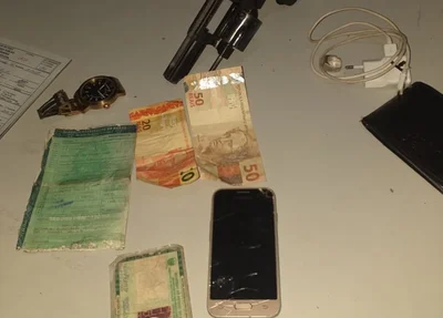 Arma de fogo, dinheiro, celular e dinheiro apreendidos