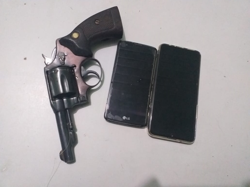 Arma de fogo e celulares apreendidos com o suspeito