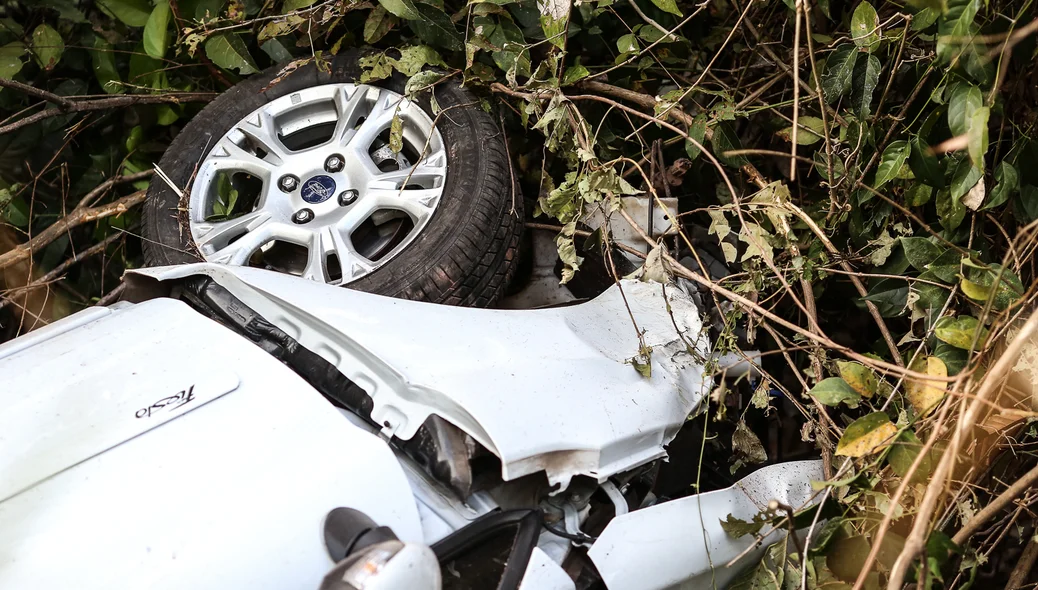 Carro ficou destruído 
