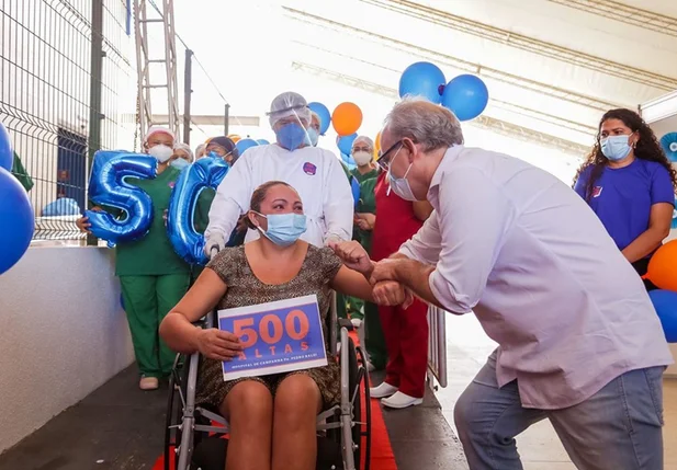 Firmino recebendo paciente no Hospital Pedro Balzi