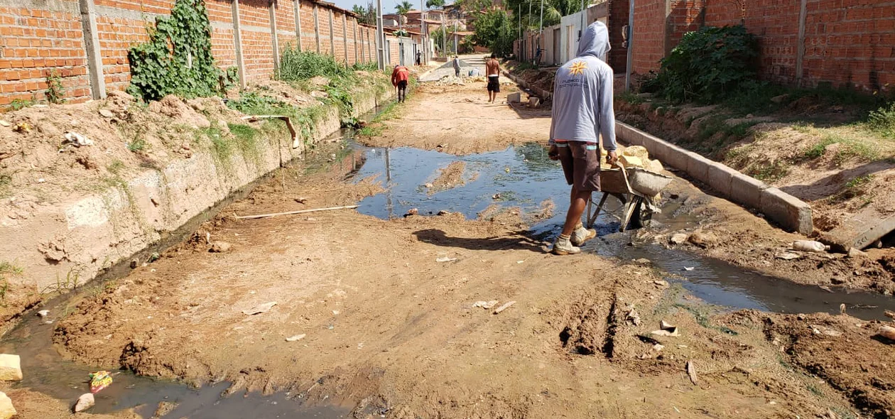 Moradores elevaram as calçadas para evitar que a água invadisse as casas