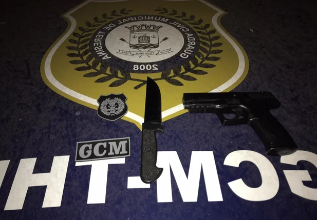 Simulacro de arma de fogo e faca apreendidos
