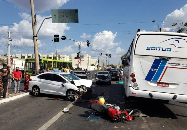 Acidente envolvendo 6 veículos mata mototaxista em Teresina Piauí