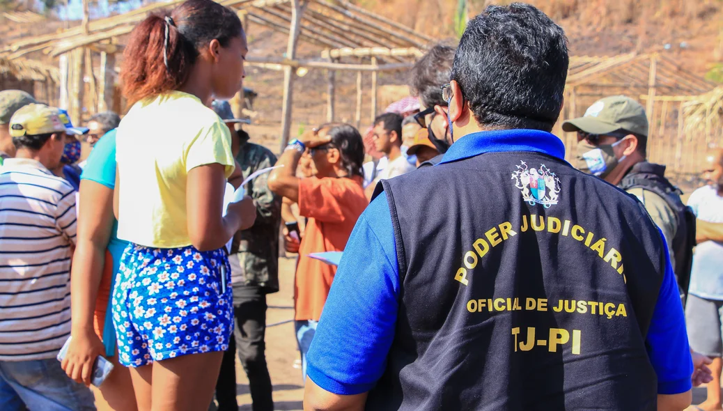 Oficiais de Justiça também estão no local