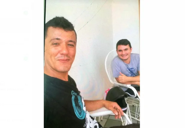 Terceiro e o advogado Alexandre Magno à direita