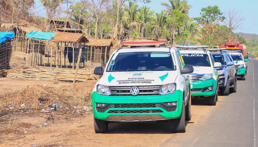 Várias viaturas da Polícia Militar estão no local 