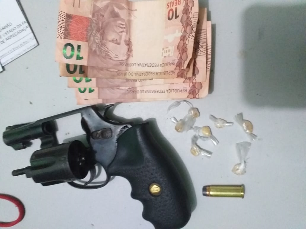 Arma de fogo e droga apreendidas