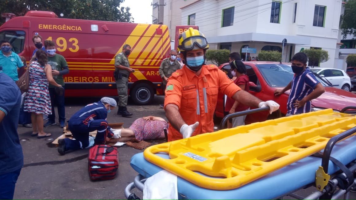 Bombeiros e equipes do Samu socorreram a vítima
