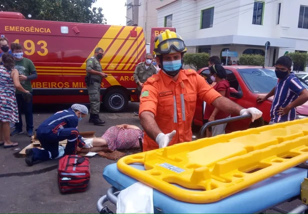 Bombeiros e equipes do Samu socorreram a vítima