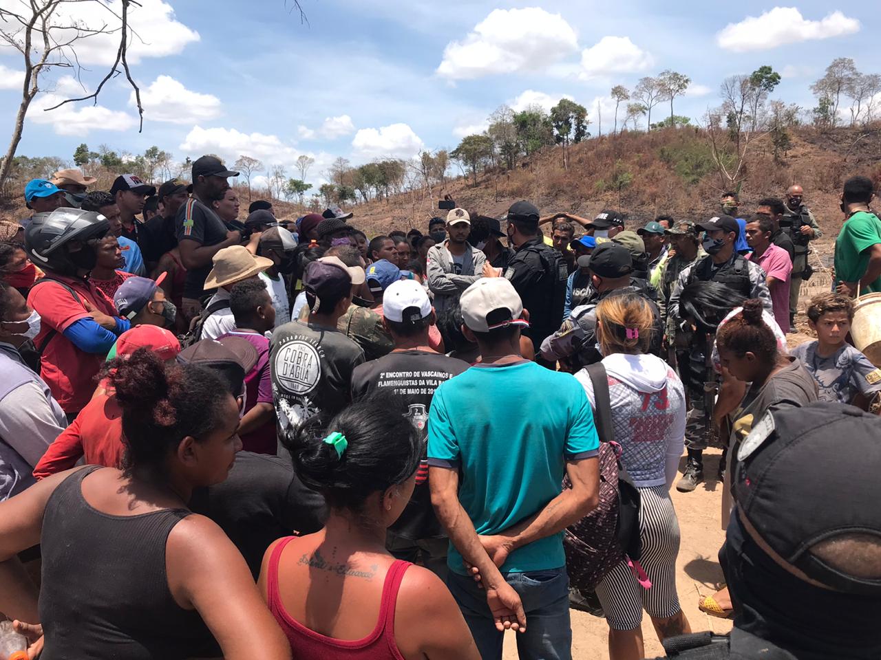 Negociação entre populares e a polícia em invasão na Taboca do Pau Ferrado