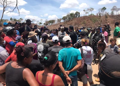 Negociação entre populares e a polícia em invasão na Taboca do Pau Ferrado