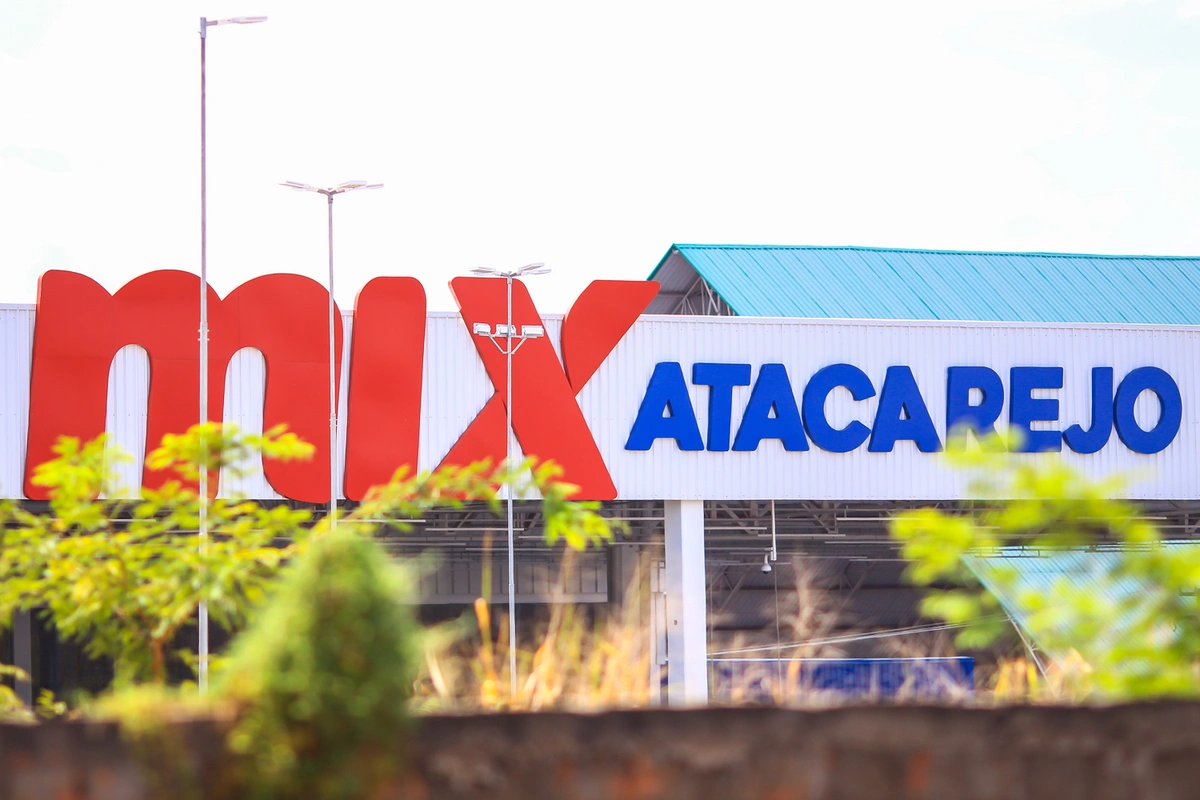 Bandidos explodem caixas eletrônicos no Mix atacarejo