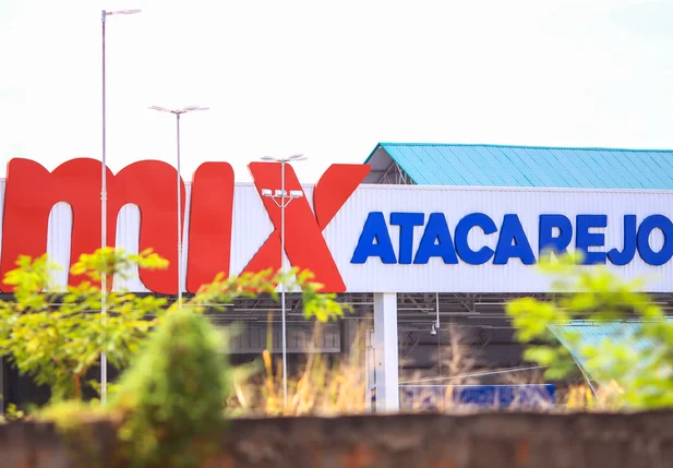 Bandidos explodem caixas eletrônicos no Mix atacarejo