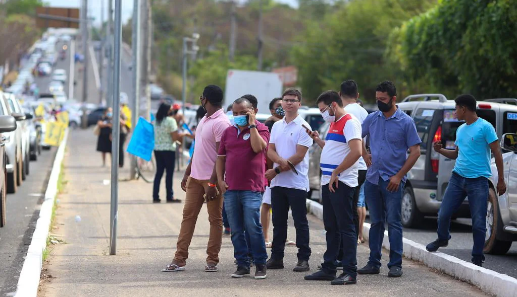 Apoiadores esperam a carreata de Kleber Montezuma passar