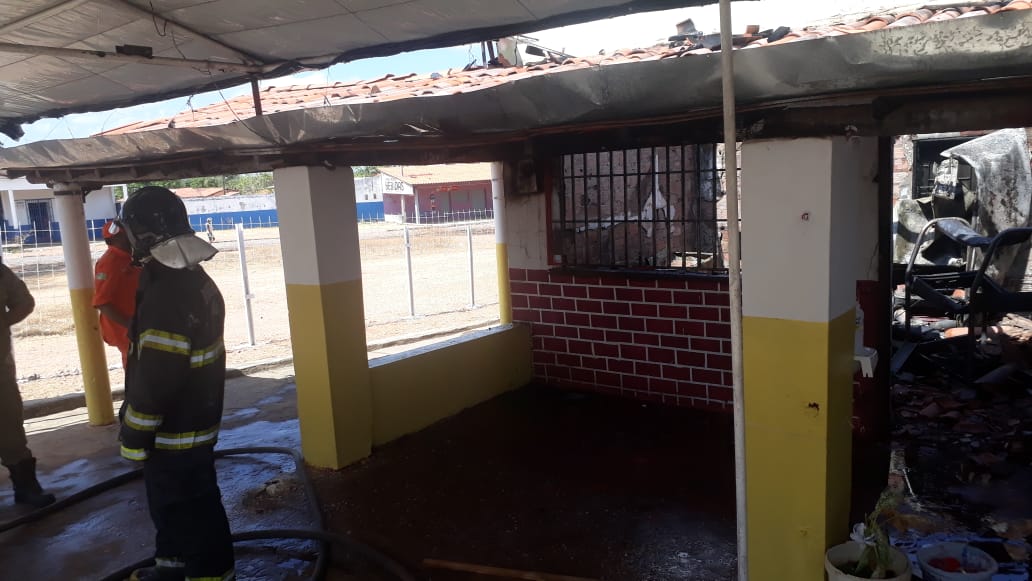 Corpo de Bombeiros foi até o local para conter as chamas