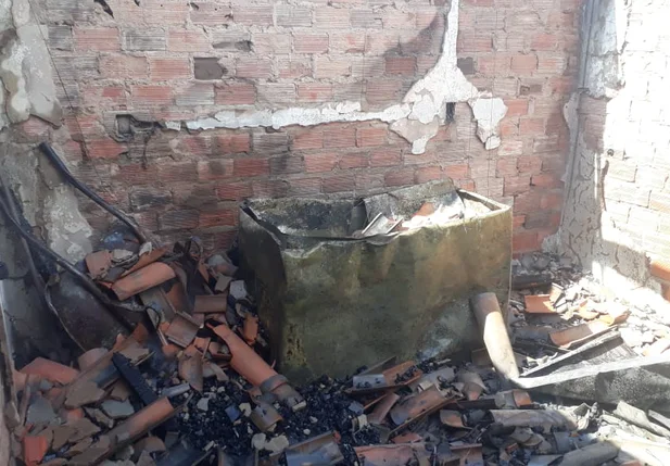 Parte do restaurante que foi destruída pelo incêndio
