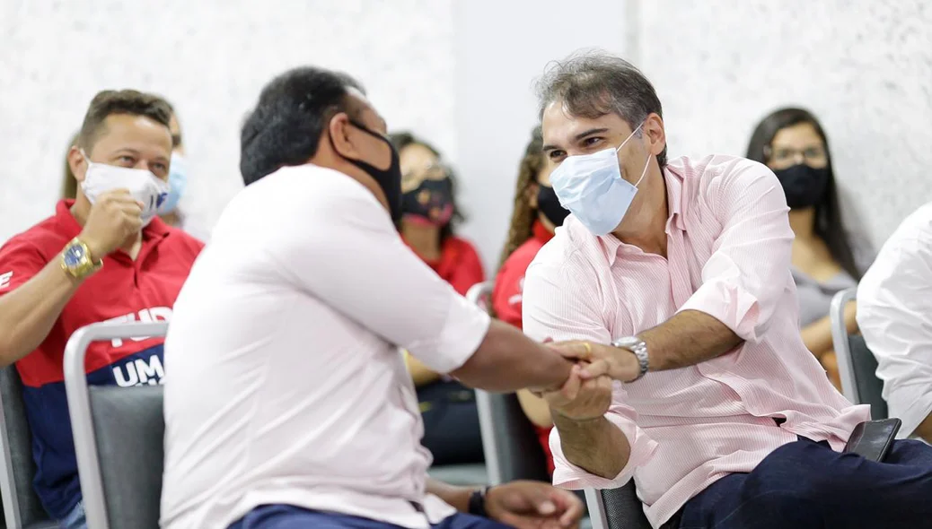 Fábio Abreu cumprimenta colaborador da empresa RR