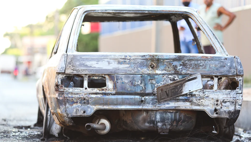 Filho põe fogo no carro após discussão com pai 