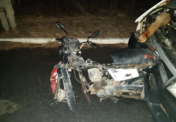 Motocicleta ficou destruída