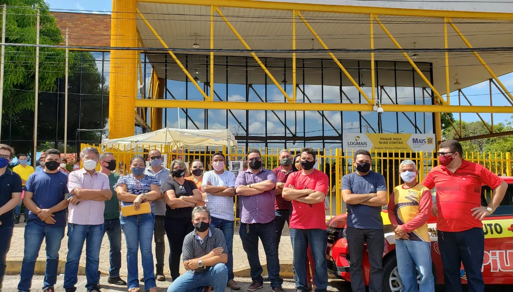 Donos de autoescolas fazem manifestação em Teresina
