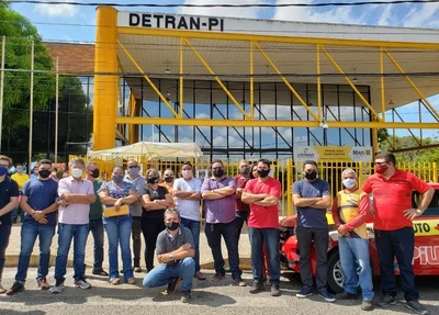 Donos de autoescolas fazem manifestação em Teresina