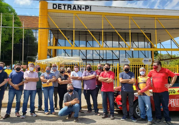 Donos de autoescolas fazem manifestação em Teresina