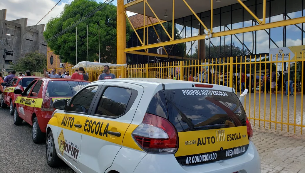 Donos de autoescolas realizam manifestação na frente do Detran