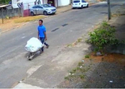 Suspeito do crime foi flagrado levando o corpo da vítima em um carrinho de mão