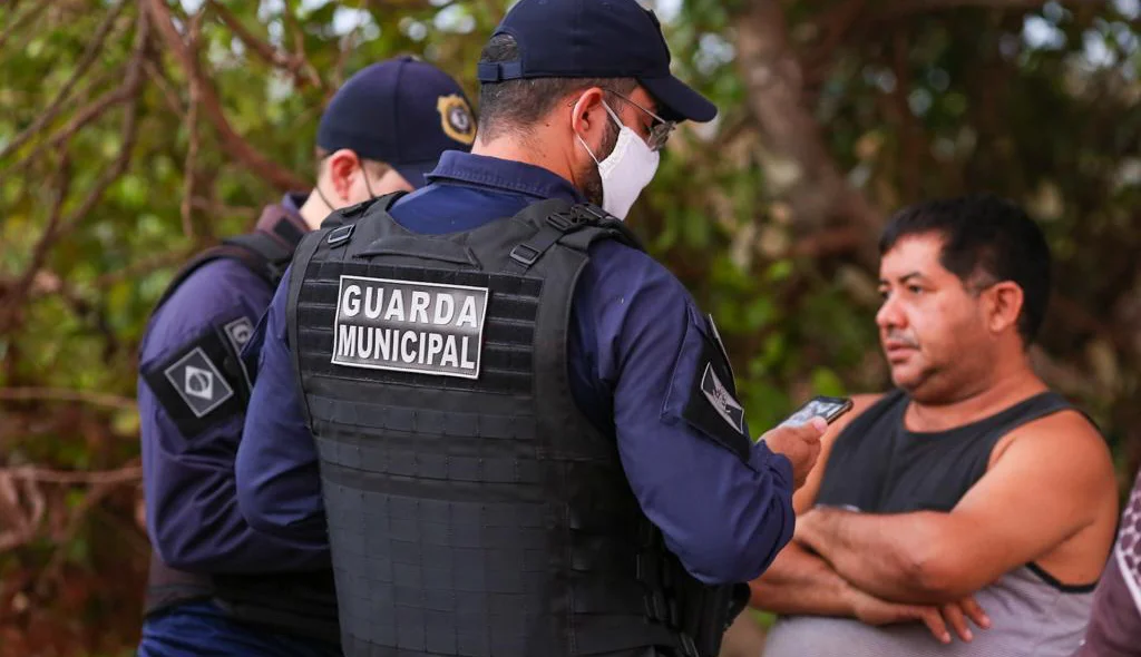 Guarda Municipal falando com o dono do veículo