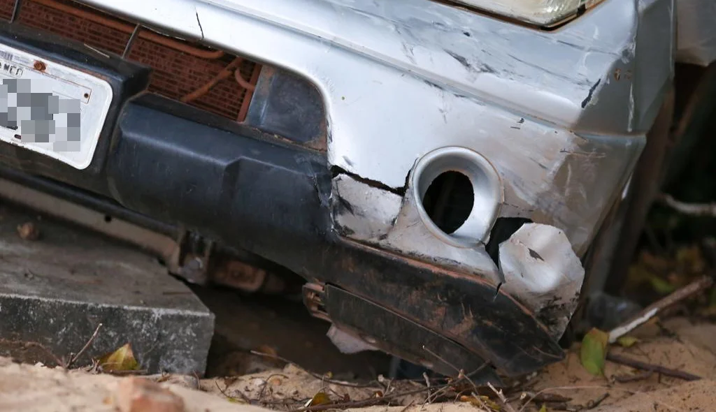Parte do carro ficou danificado