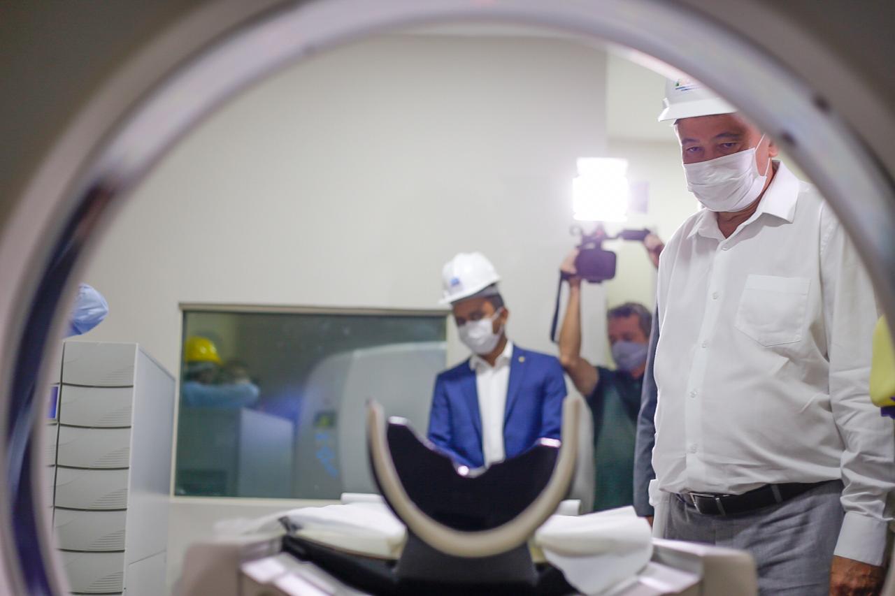 Wellington Dias visita o hospital Infantil