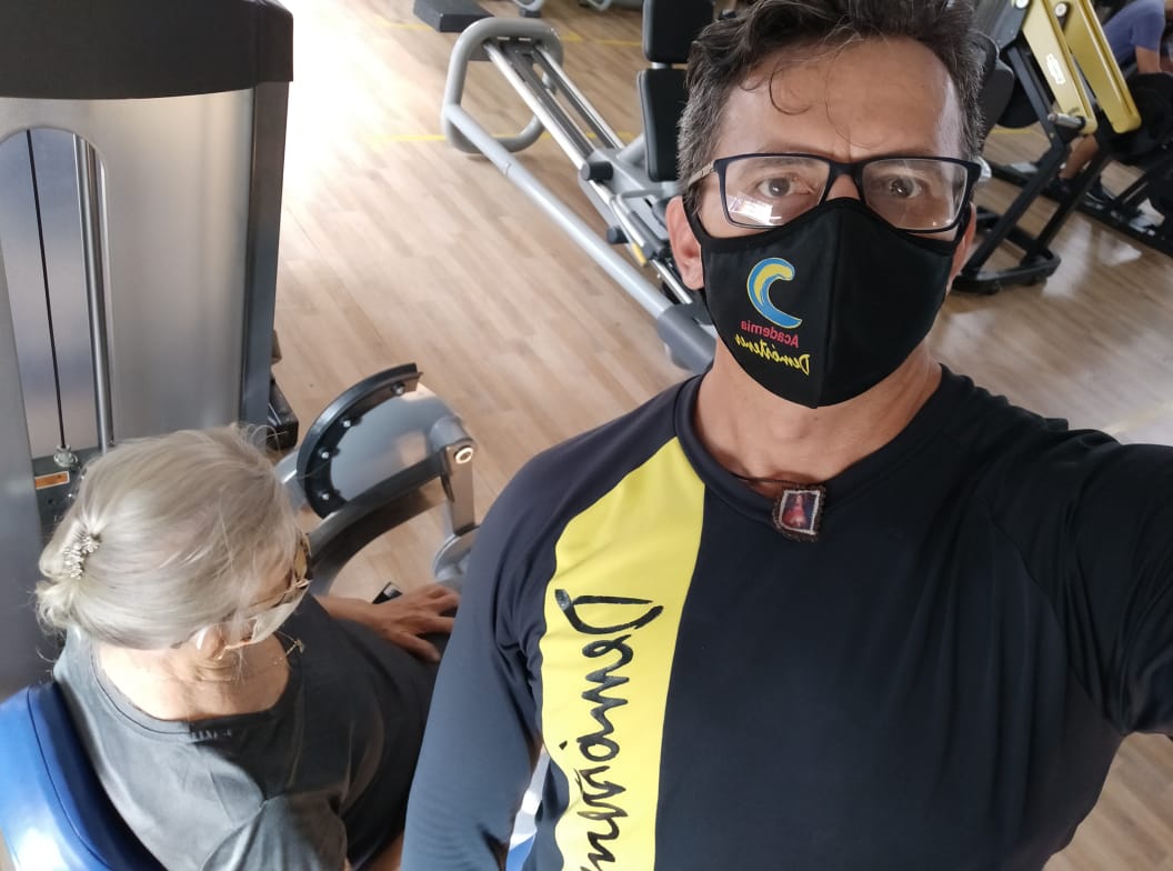 Demóstenes Ribeiro fazendo acompanhamento de idosa em academia