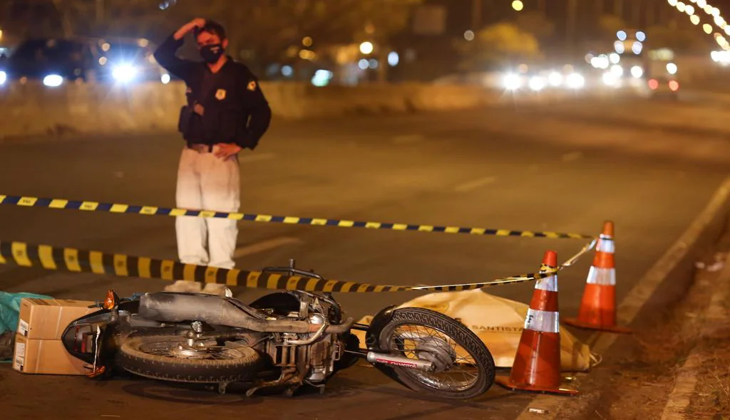 Motocicleta da vítima ficou no meio da pista