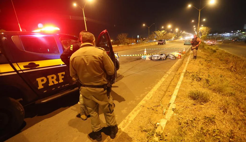 Polícia Rodoviária Federal controla o trânsito na BR 316