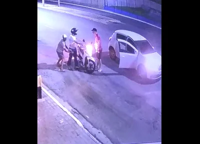 Câmera flagra policial sendo assaltado em Teresina