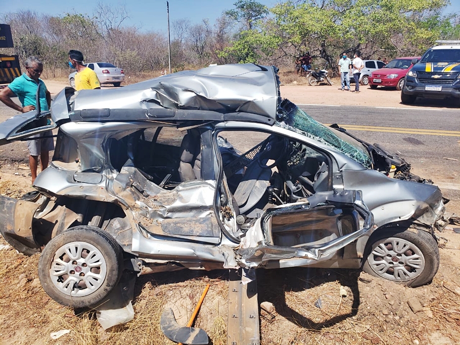 Veículo ficou destruído no acidente