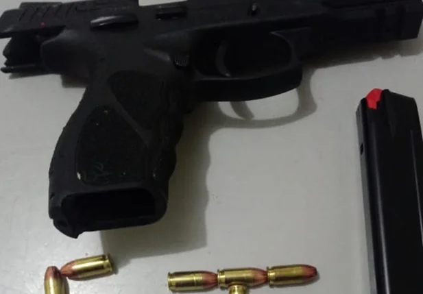 Arma encontrada com o suspeito
