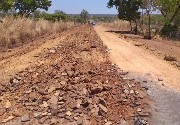 Trecho da rodovia PI 218, ligando os municípios de Jerumenha e Guadalupe