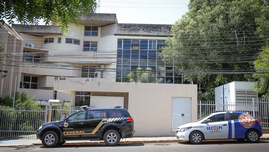 Bandidos invadiram a sede do TRE-PI