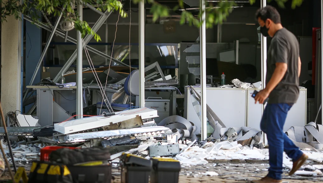 Criminosos explodiram os caixas 