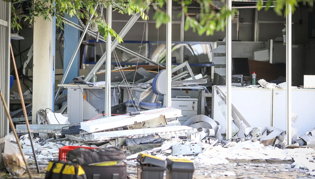 Local onde estava o caixa eletrônico ficou totalmente destruído
