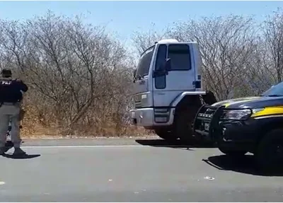 Caminhão recuperado pela PRF na BR 020