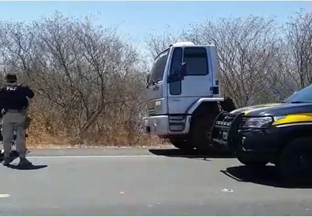 Caminhão recuperado pela PRF na BR 020