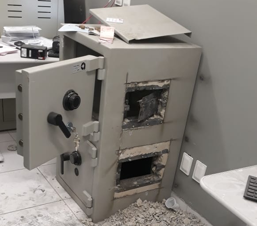 Cofre da farmácia ficou totalmente destruído