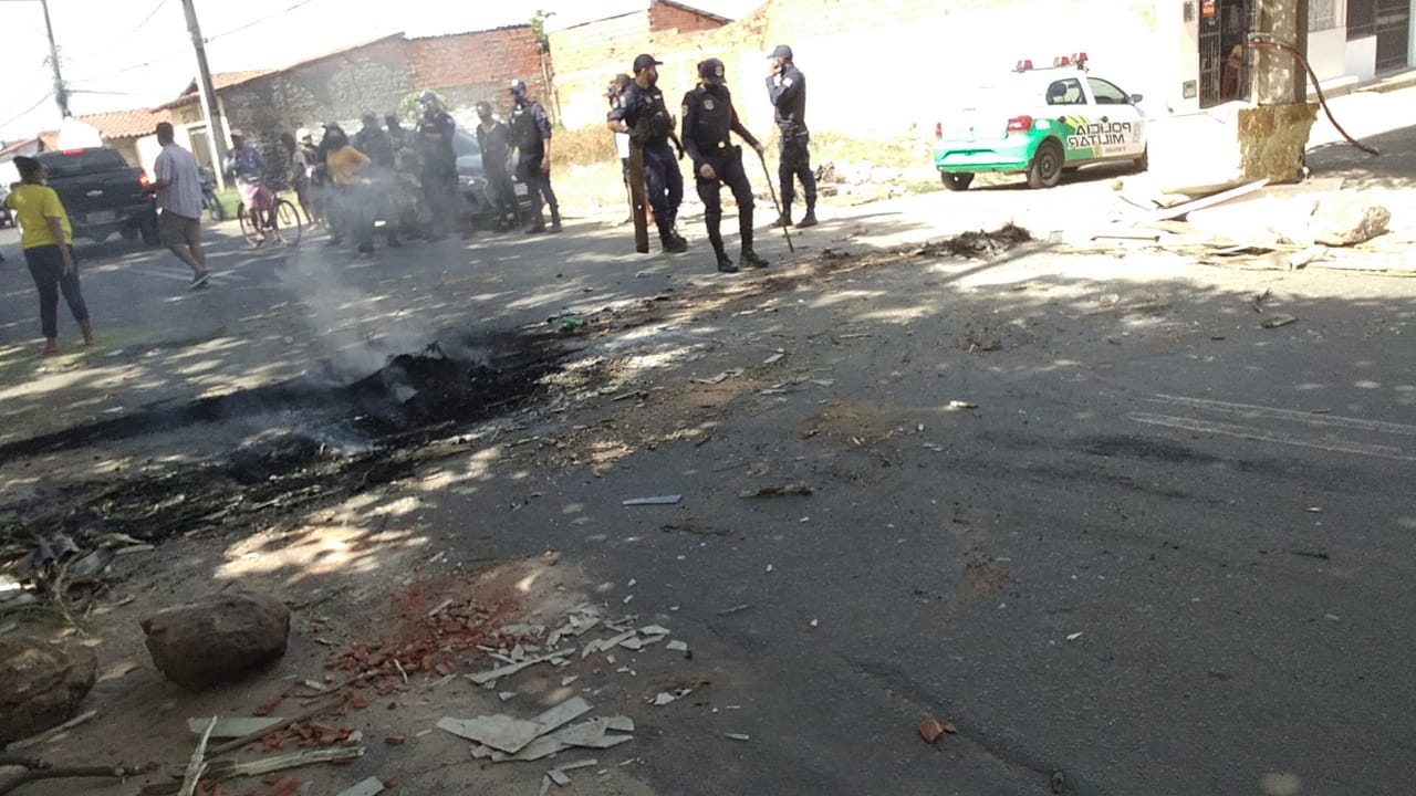 Moradores bloqueiam Avenida Boa Esperança