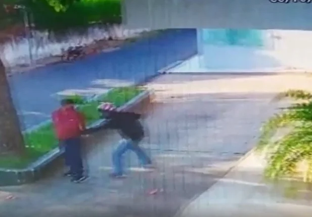 Câmara flagra momento me que PM é baleado em hospital no bairro Jóquei