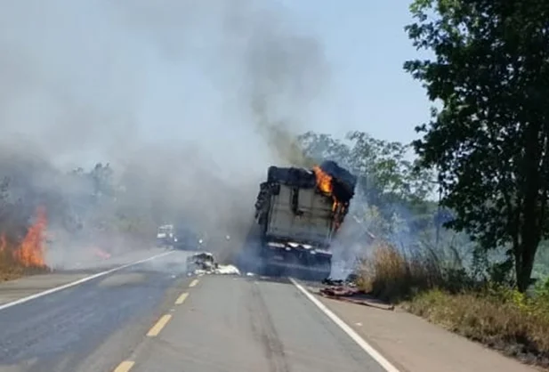 Carreta pega fogo na BR 343