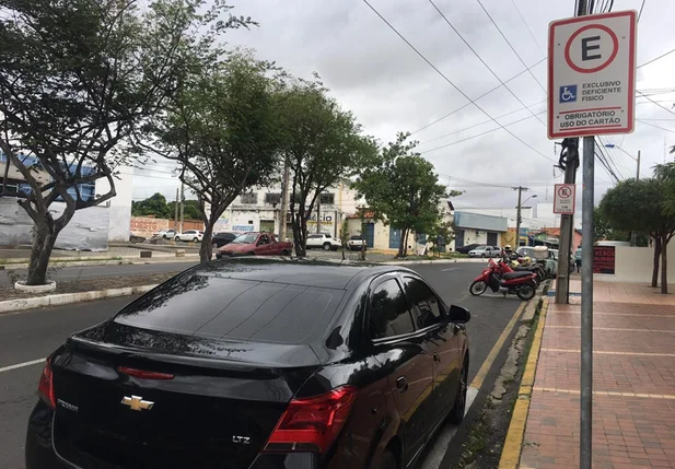 Carro estacionado em vaga exclusiva 
