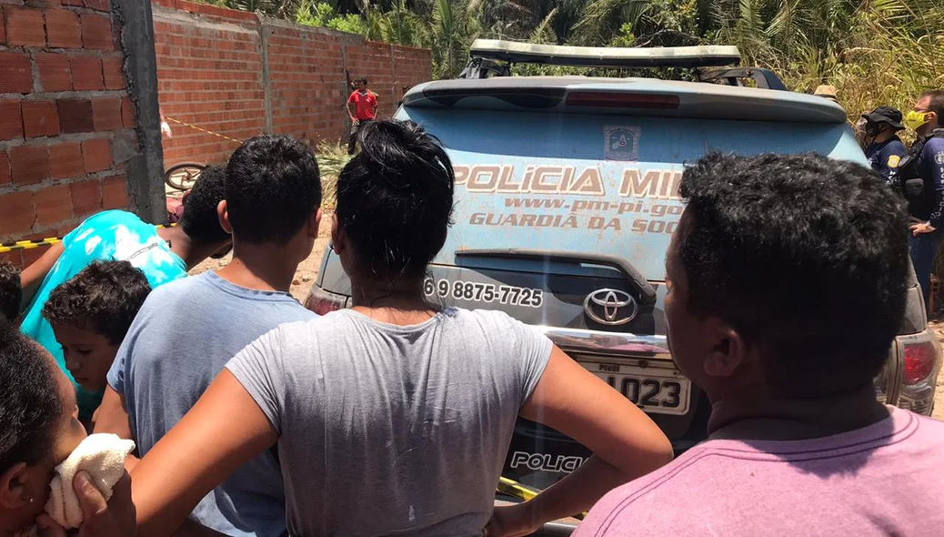 Curiosos no local do crime 
