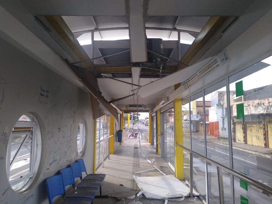 Estação de ônibus danificada pela ação de criminosos